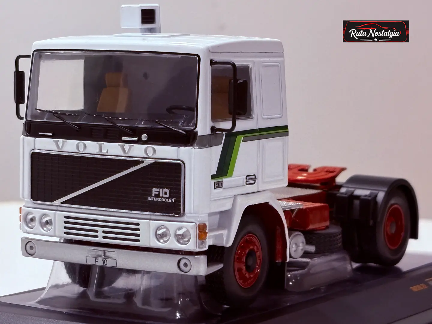 Volvo F10 1983 — IXO Models 1:43 | Blanco / Verde | Truck Cab premium de colección 1