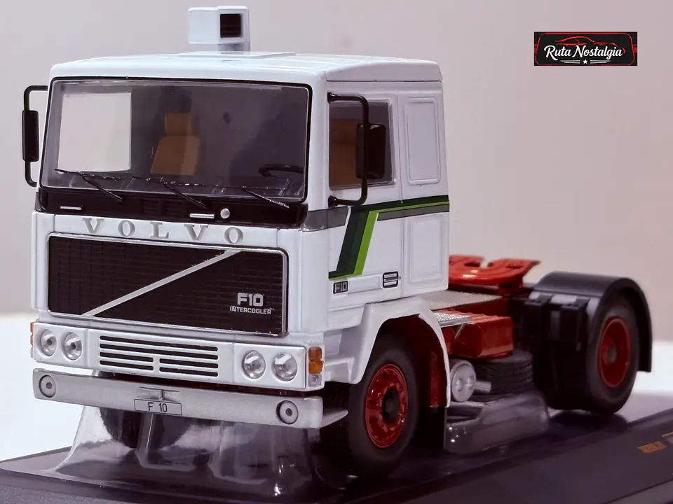Volvo F10 1983 — IXO Models 1:43 | Blanco / Verde | Truck Cab premium de colección 1