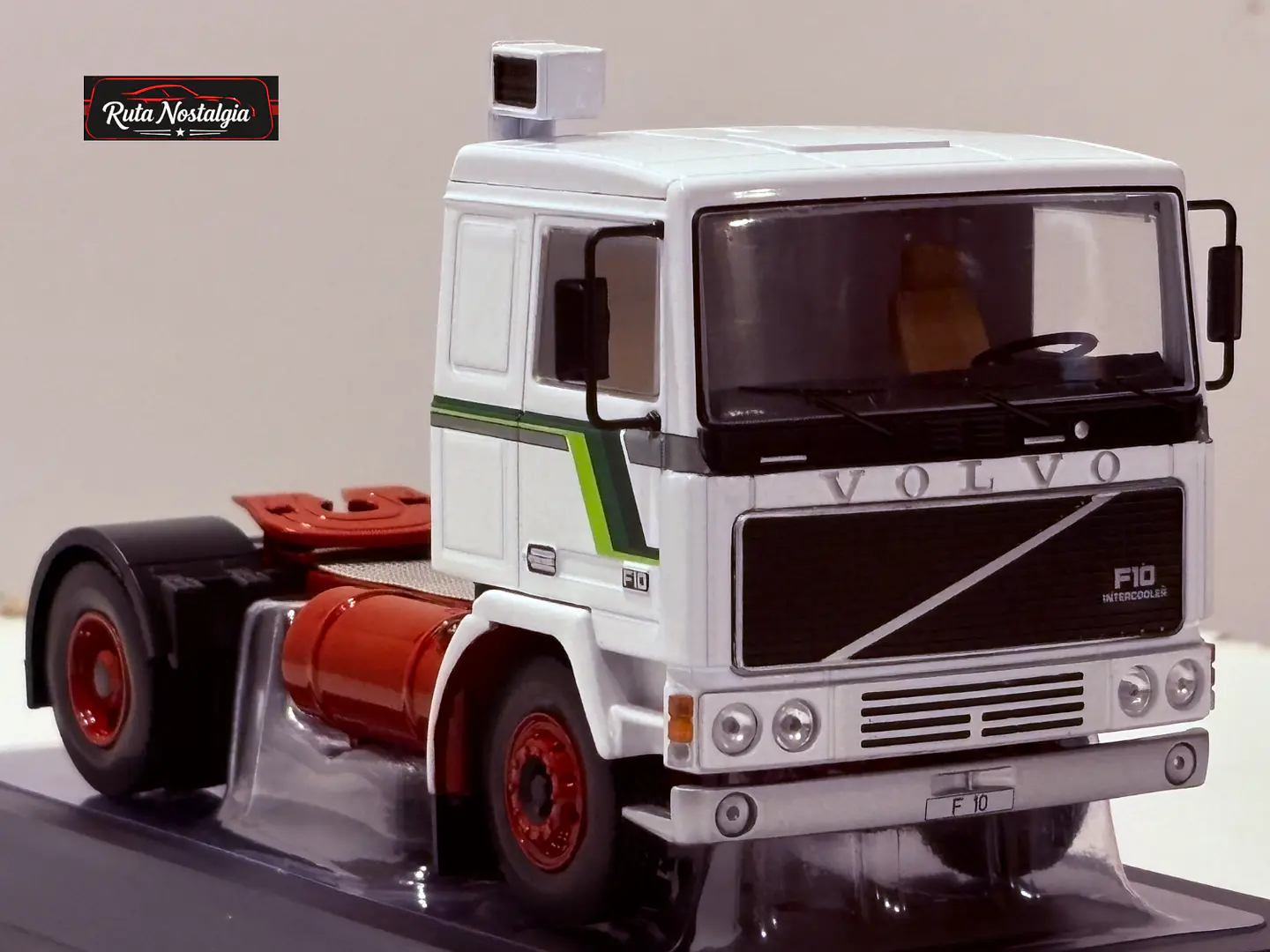 Volvo F10 1983 — IXO Models 1:43 | Blanco / Verde | Truck Cab premium de colección 3