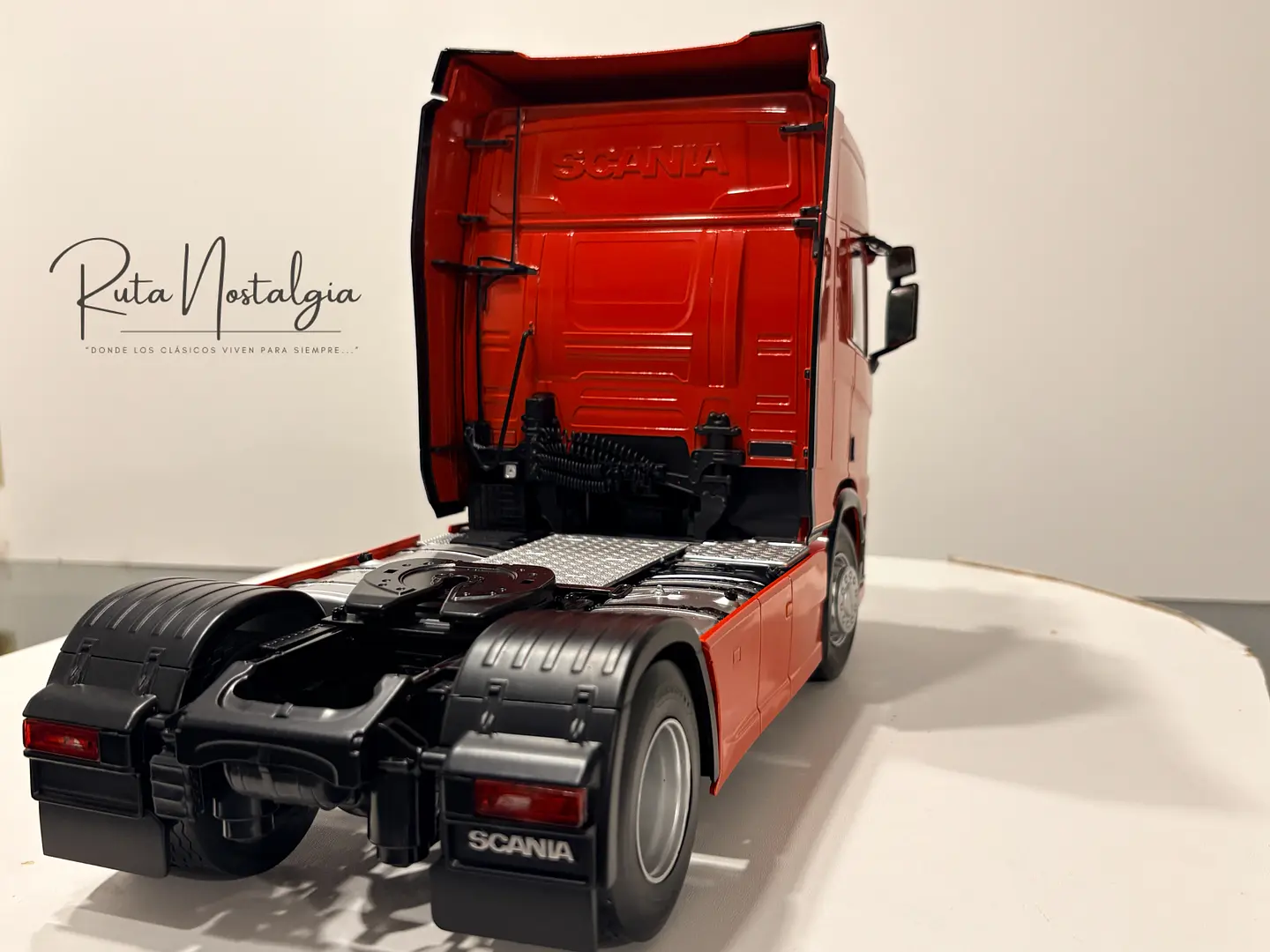 Camión a escala Scania R-Series Topline 2019 | 1:18 Premium ClassiXXs by IXO | Tractocamión Scania R500 de colección 23
