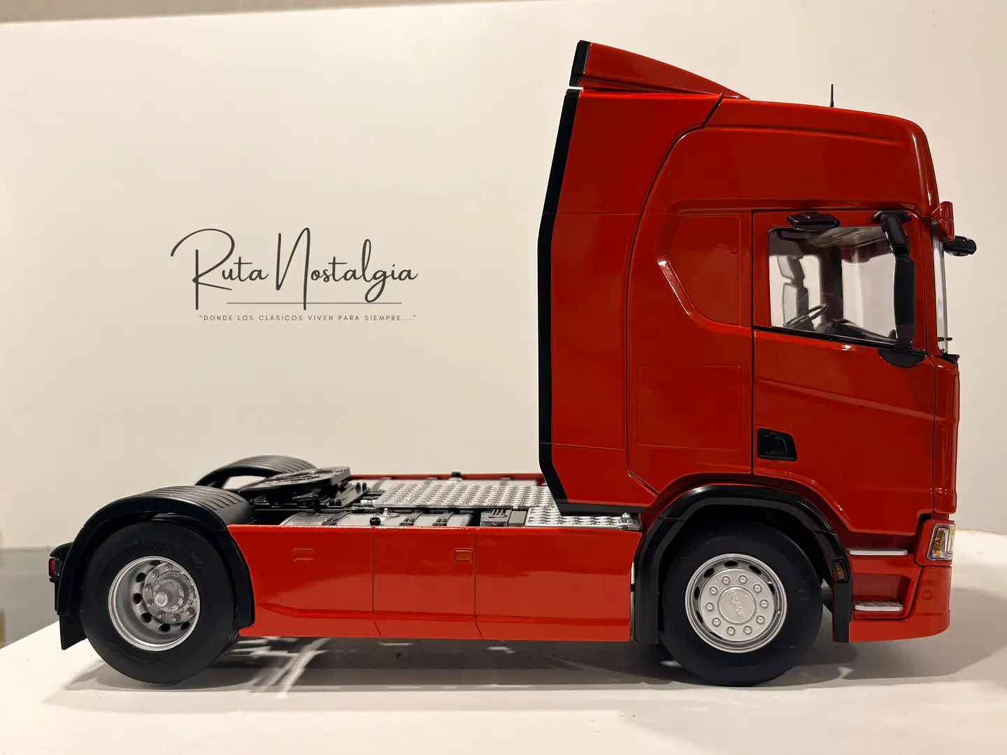 Camión a escala Scania R-Series Topline 2019 | 1:18 Premium ClassiXXs by IXO | Tractocamión Scania R500 de colección 24