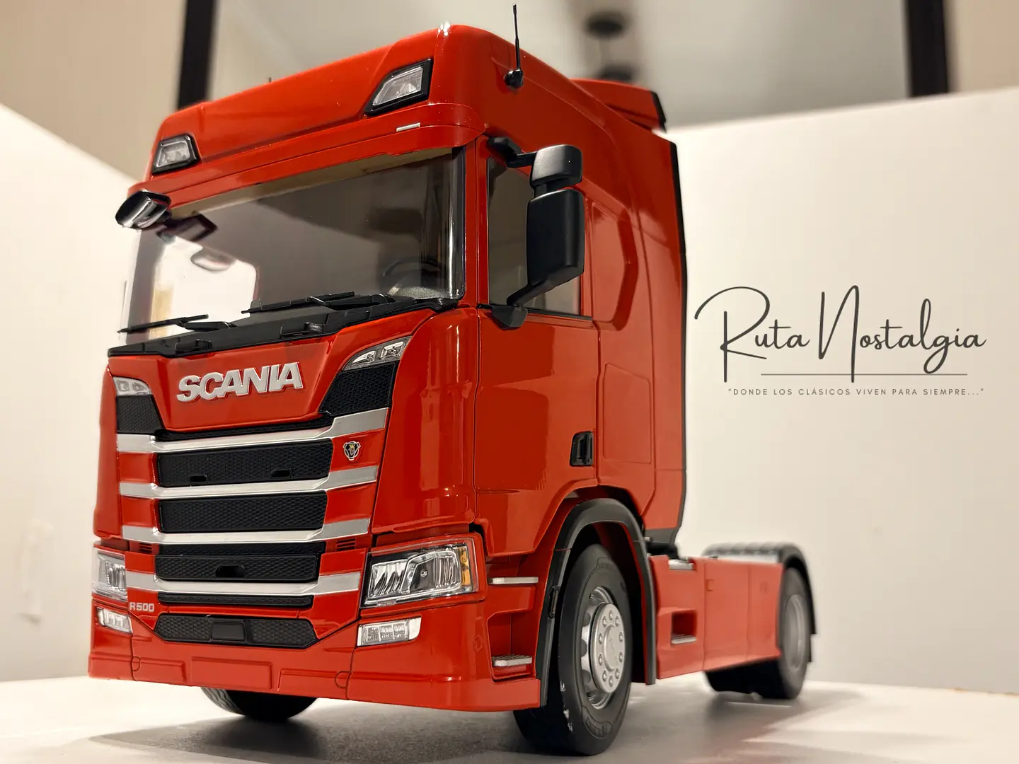 Camión a escala Scania R-Series Topline 2019 | 1:18 Premium ClassiXXs by IXO | Tractocamión Scania R500 de colección 19