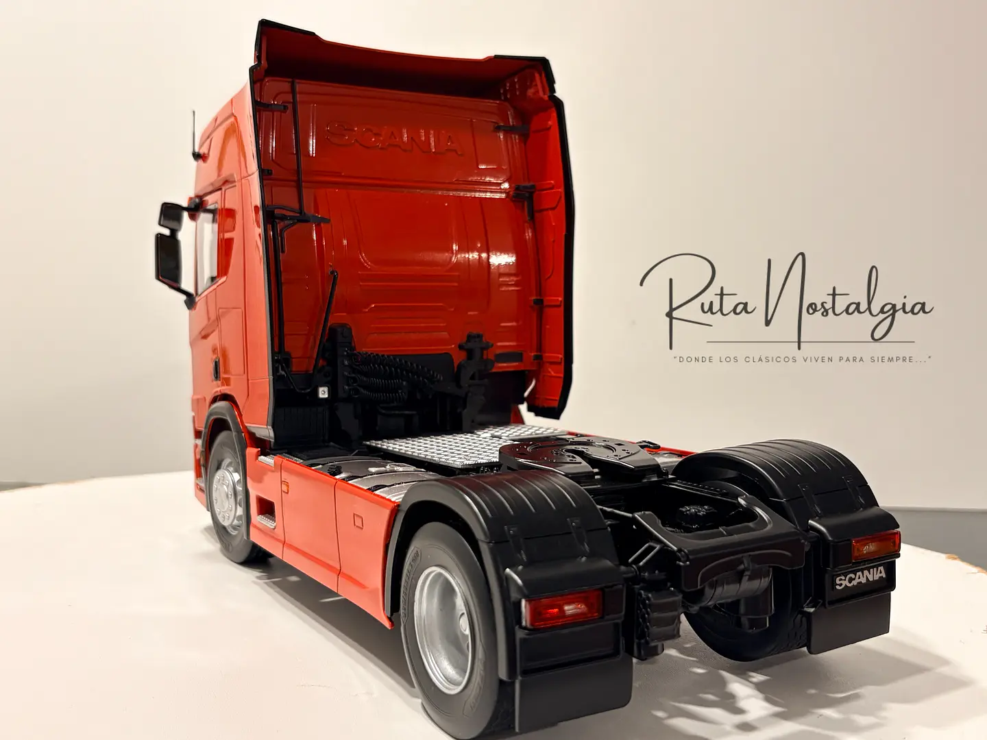 Camión a escala Scania R-Series Topline 2019 | 1:18 Premium ClassiXXs by IXO | Tractocamión Scania R500 de colección 21