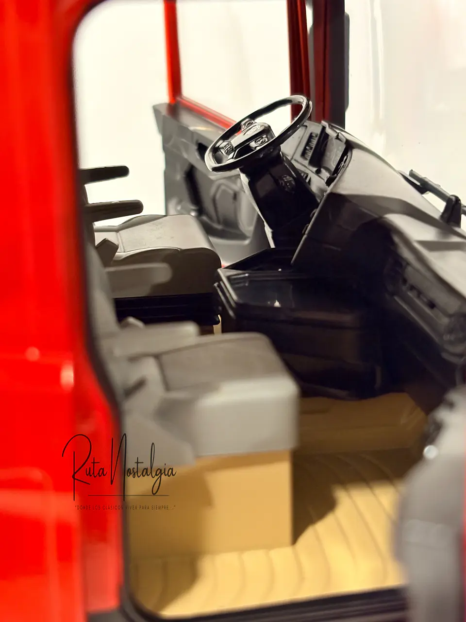 Camión a escala Scania R-Series Topline 2019 | 1:18 Premium ClassiXXs by IXO | Tractocamión Scania R500 de colección 18