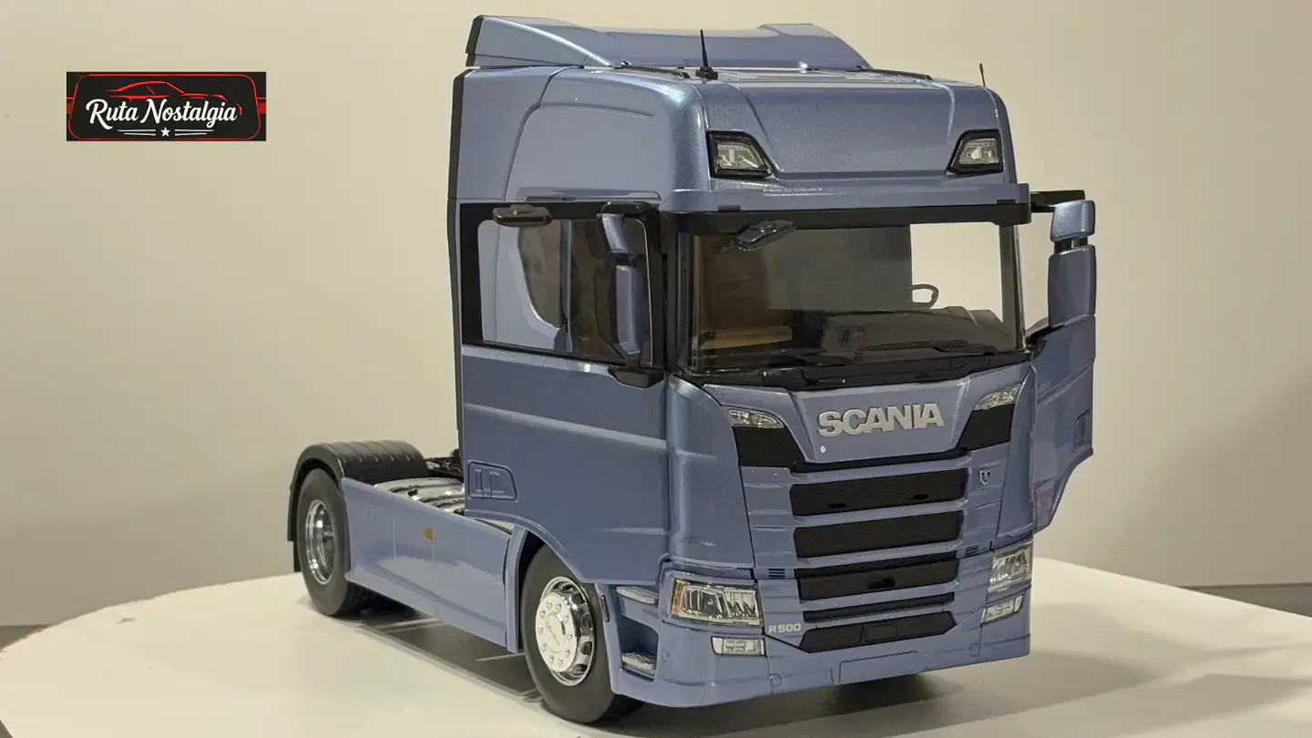Camión a escala Scania R-Series Topline 2019 | 1:18 Premium ClassiXXs by IXO | Tractocamión Scania R500 de colección 2