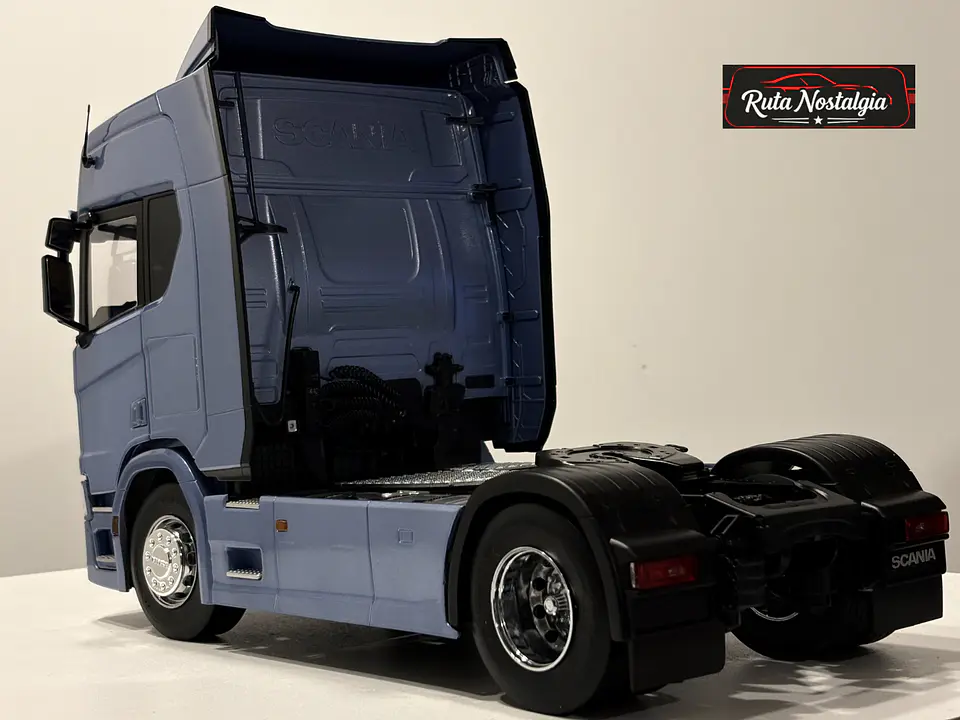 Camión a escala Scania R-Series Topline 2019 | 1:18 Premium ClassiXXs by IXO | Tractocamión Scania R500 de colección 9