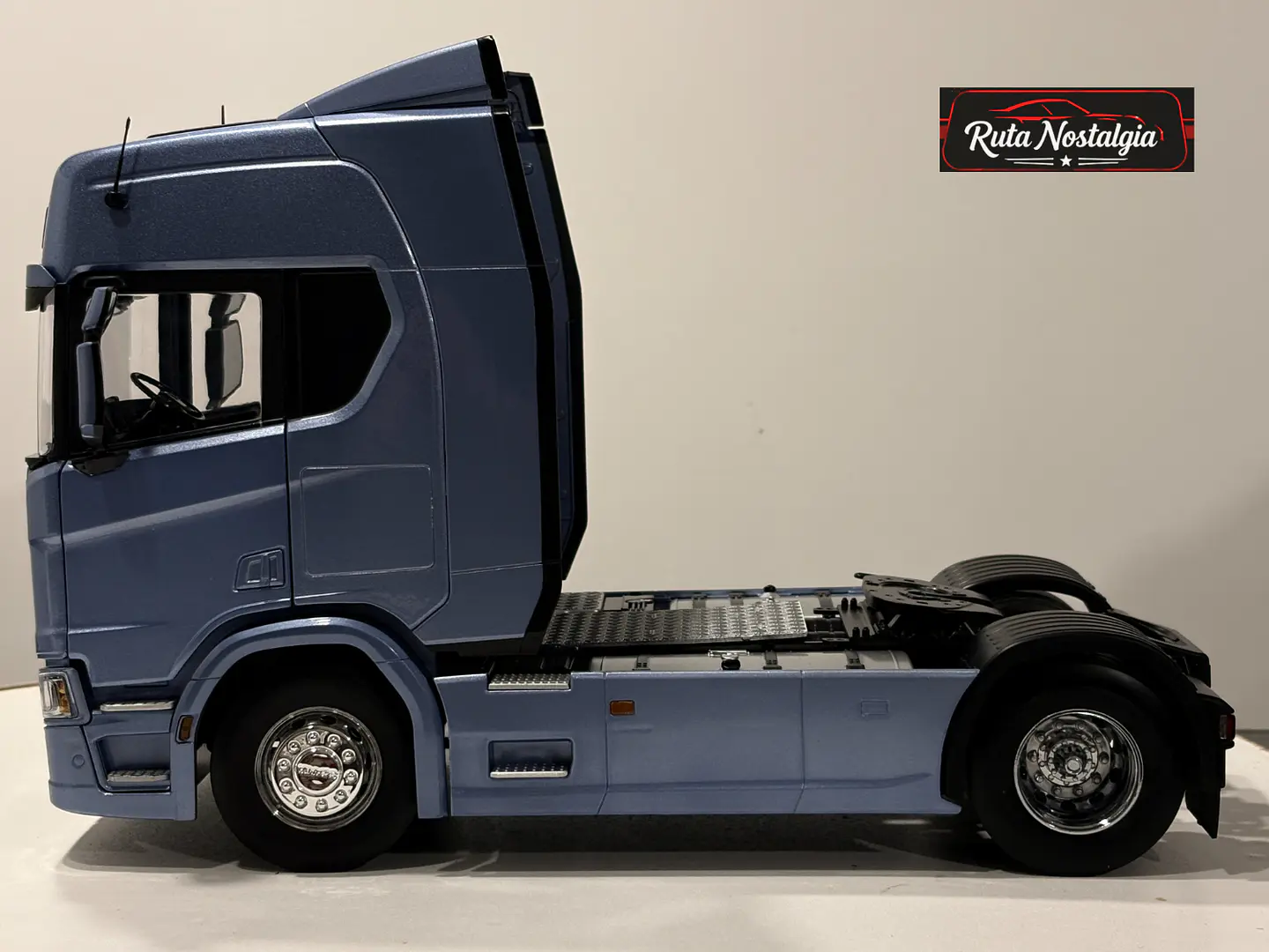 Camión a escala Scania R-Series Topline 2019 | 1:18 Premium ClassiXXs by IXO | Tractocamión Scania R500 de colección 8