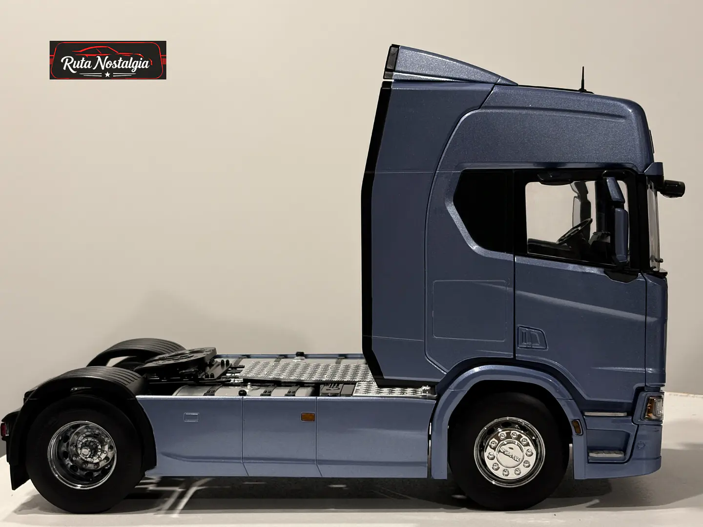 Camión a escala Scania R-Series Topline 2019 | 1:18 Premium ClassiXXs by IXO | Tractocamión Scania R500 de colección 12