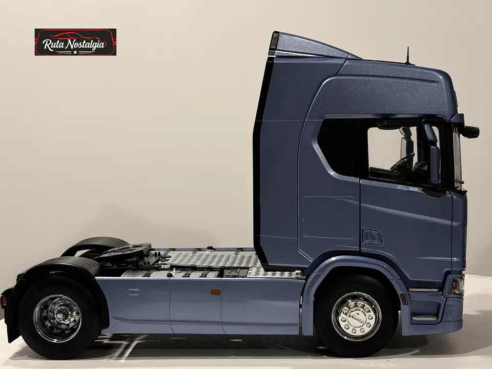 Camión a escala Scania R-Series Topline 2019 | 1:18 Premium ClassiXXs by IXO | Tractocamión Scania R500 de colección 12