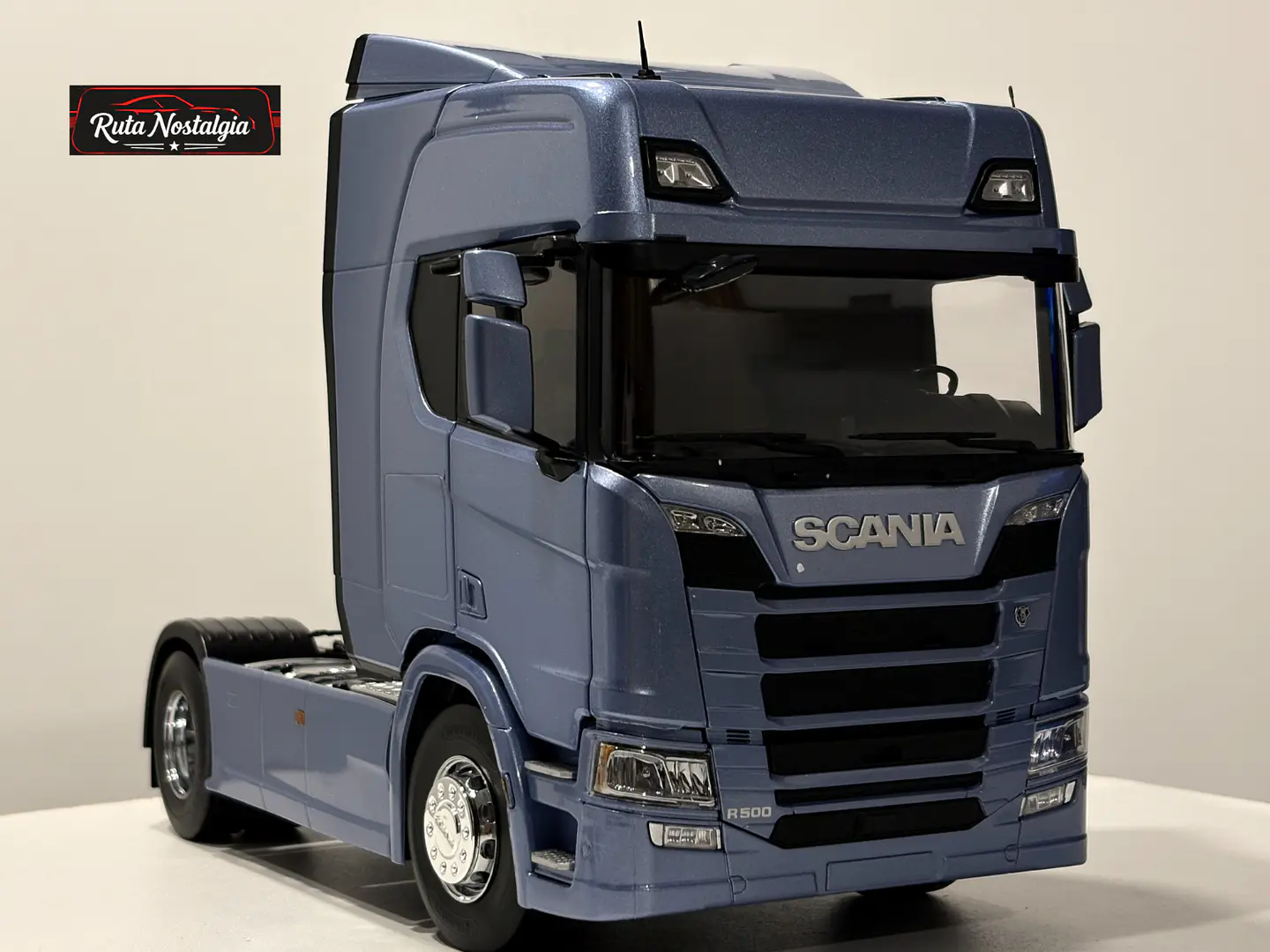 Camión a escala Scania R-Series Topline 2019 | 1:18 Premium ClassiXXs by IXO | Tractocamión Scania R500 de colección 14