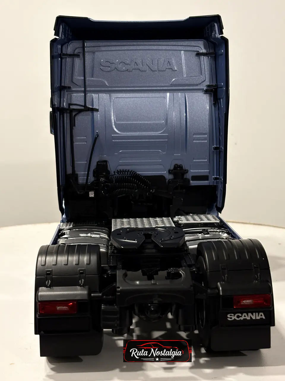 Camión a escala Scania R-Series Topline 2019 | 1:18 Premium ClassiXXs by IXO | Tractocamión Scania R500 de colección 10
