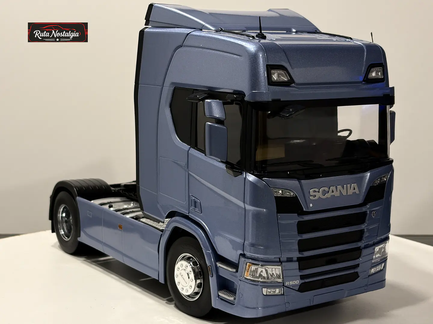 Camión a escala Scania R-Series Topline 2019 | 1:18 Premium ClassiXXs by IXO | Tractocamión Scania R500 de colección 13