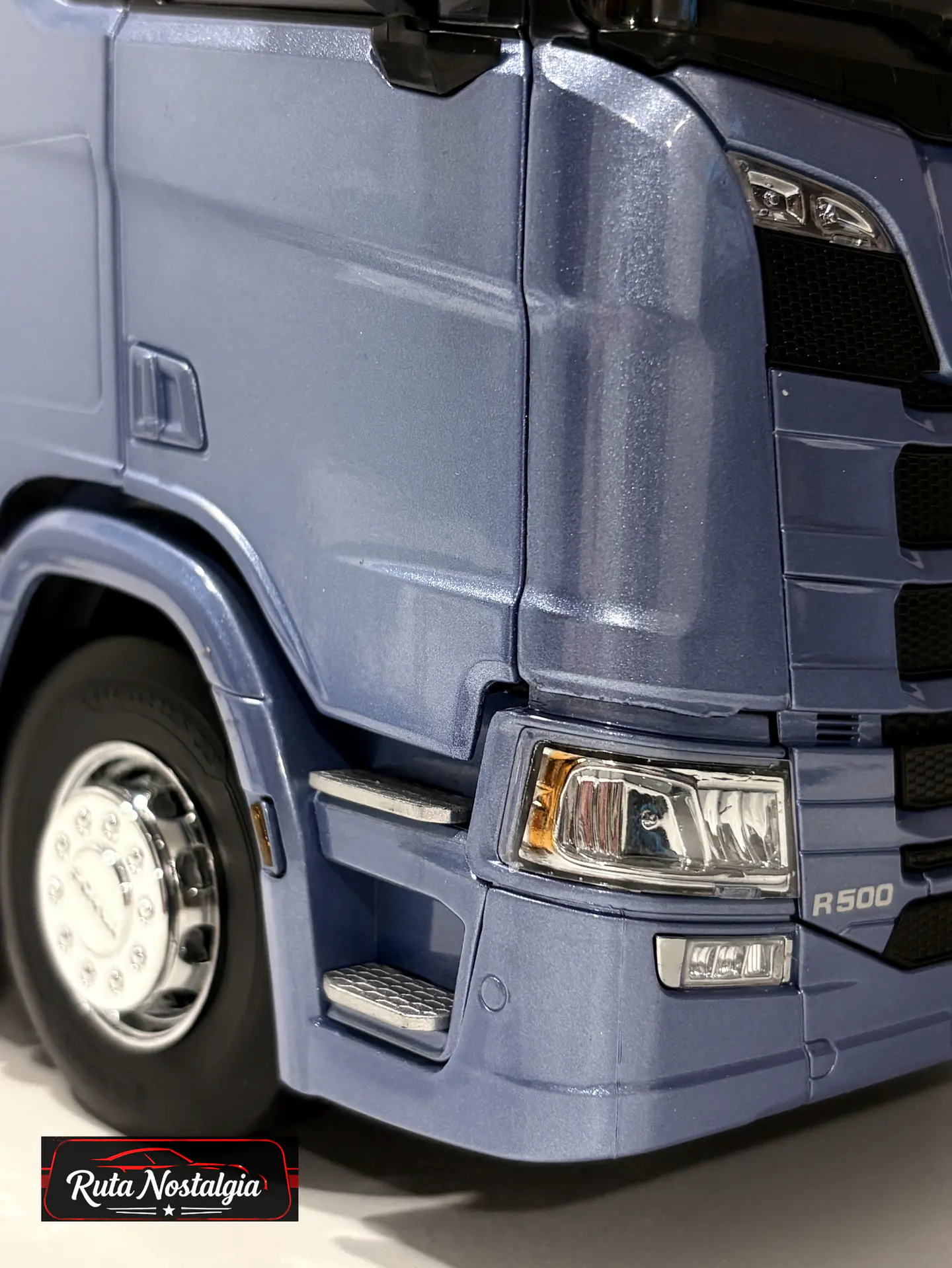 Camión a escala Scania R-Series Topline 2019 | 1:18 Premium ClassiXXs by IXO | Tractocamión Scania R500 de colección 4
