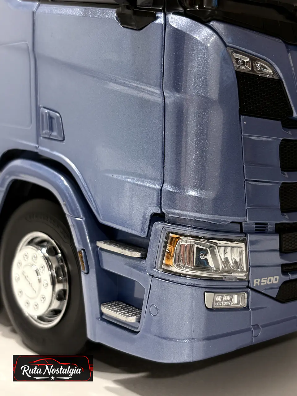Camión a escala Scania R-Series Topline 2019 | 1:18 Premium ClassiXXs by IXO | Tractocamión Scania R500 de colección 4