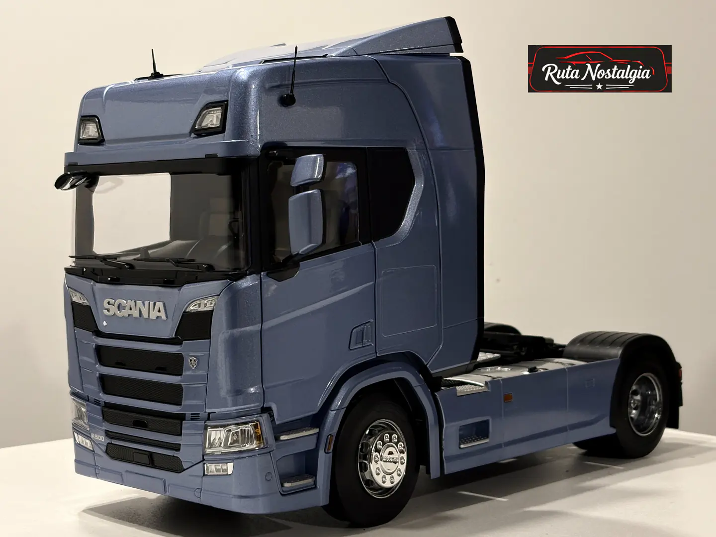 Camión a escala Scania R-Series Topline 2019 | 1:18 Premium ClassiXXs by IXO | Tractocamión Scania R500 de colección 7