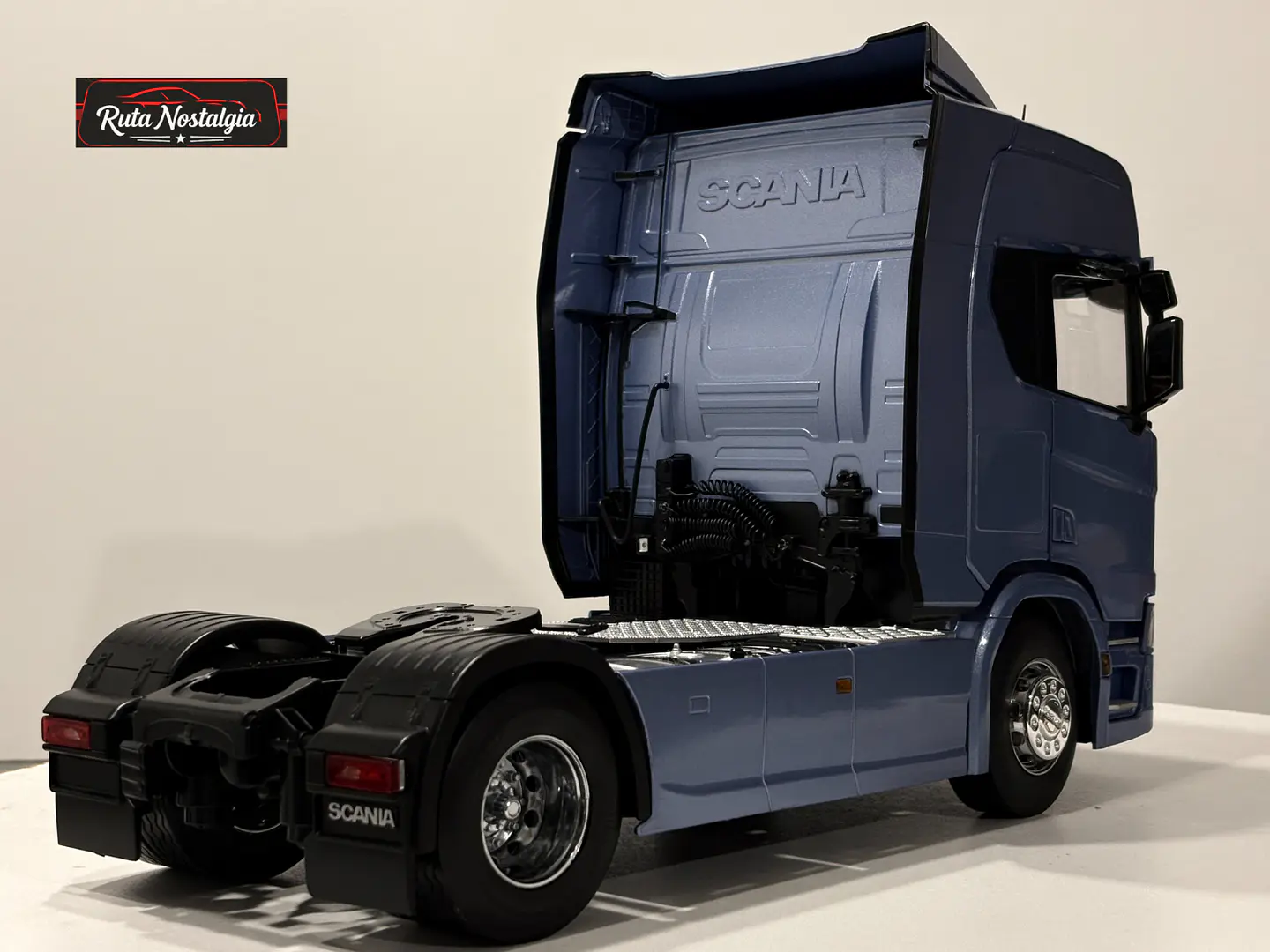 Camión a escala Scania R-Series Topline 2019 | 1:18 Premium ClassiXXs by IXO | Tractocamión Scania R500 de colección 11
