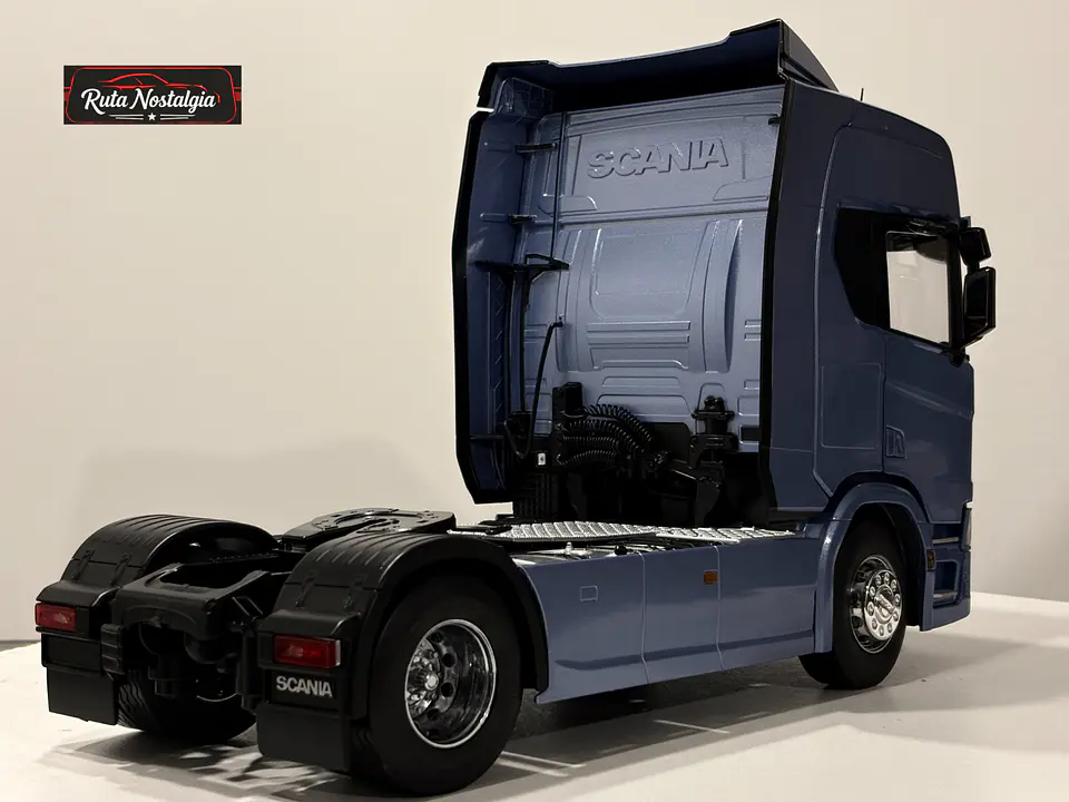 Camión a escala Scania R-Series Topline 2019 | 1:18 Premium ClassiXXs by IXO | Tractocamión Scania R500 de colección 11