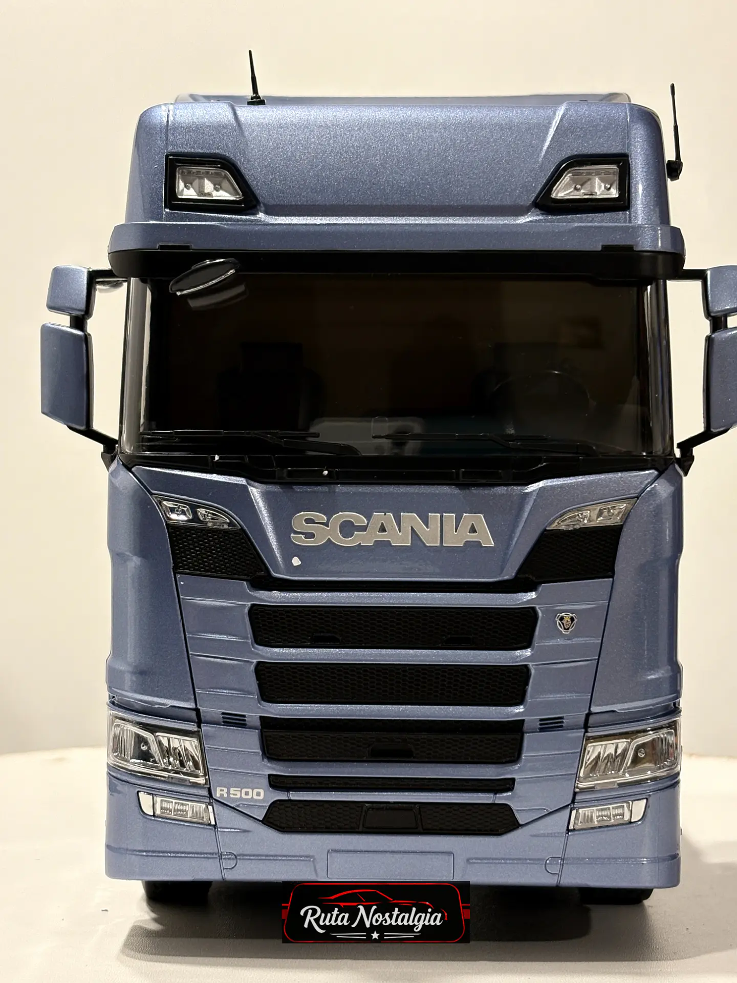 Camión a escala Scania R-Series Topline 2019 | 1:18 Premium ClassiXXs by IXO | Tractocamión Scania R500 de colección 6