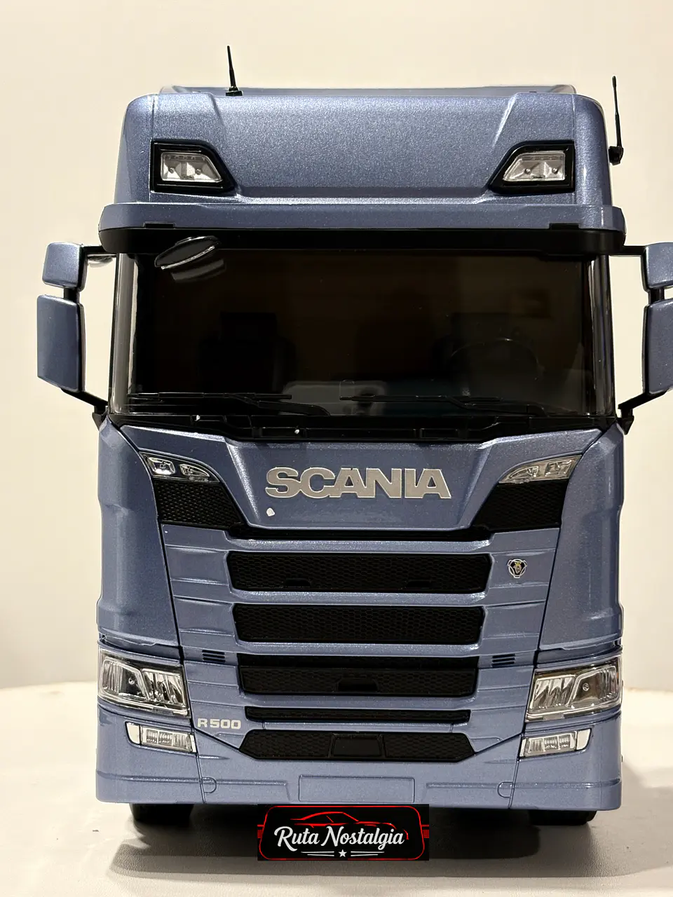 Camión a escala Scania R-Series Topline 2019 | 1:18 Premium ClassiXXs by IXO | Tractocamión Scania R500 de colección 6