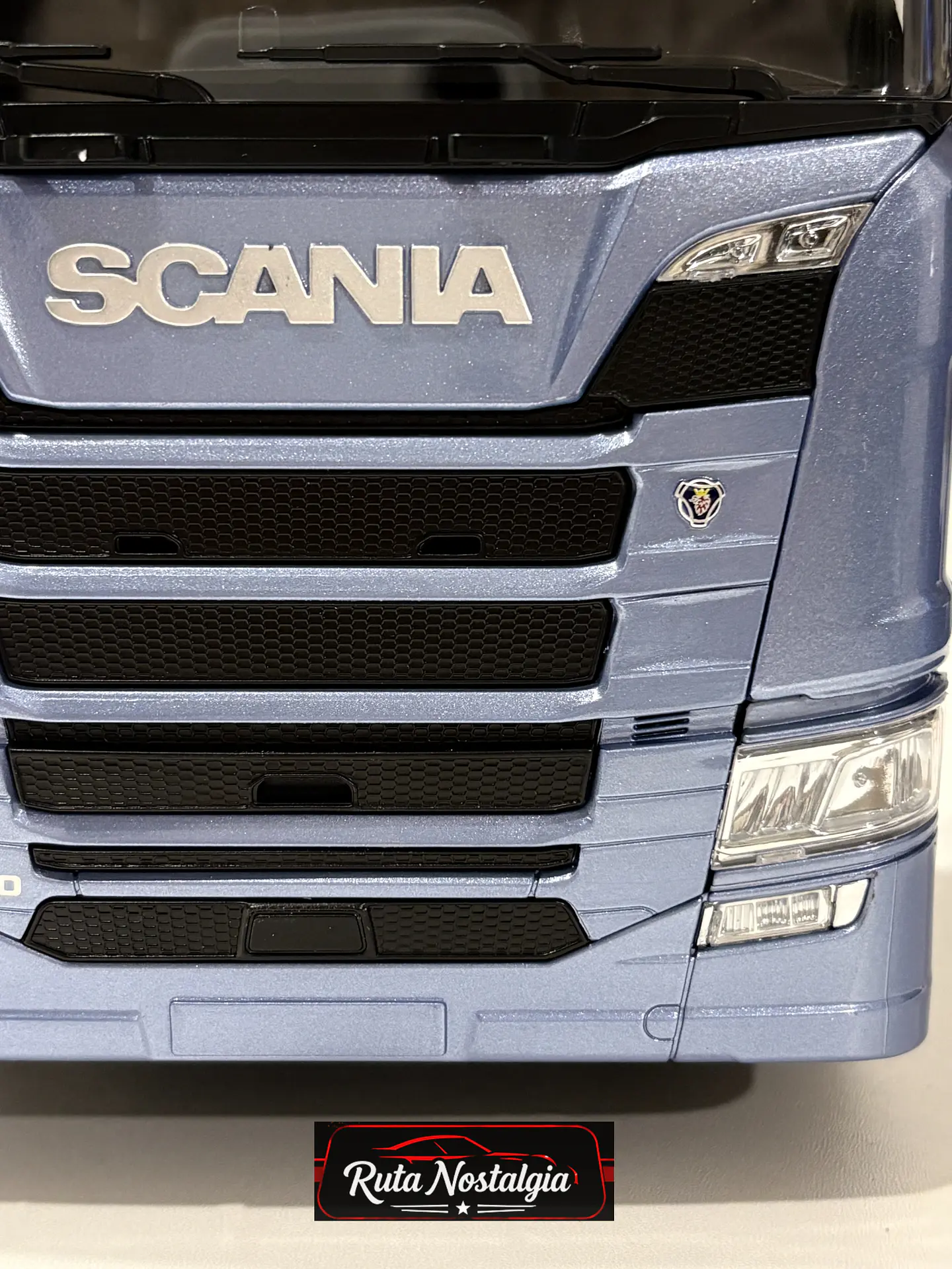 Camión a escala Scania R-Series Topline 2019 | 1:18 Premium ClassiXXs by IXO | Tractocamión Scania R500 de colección 5