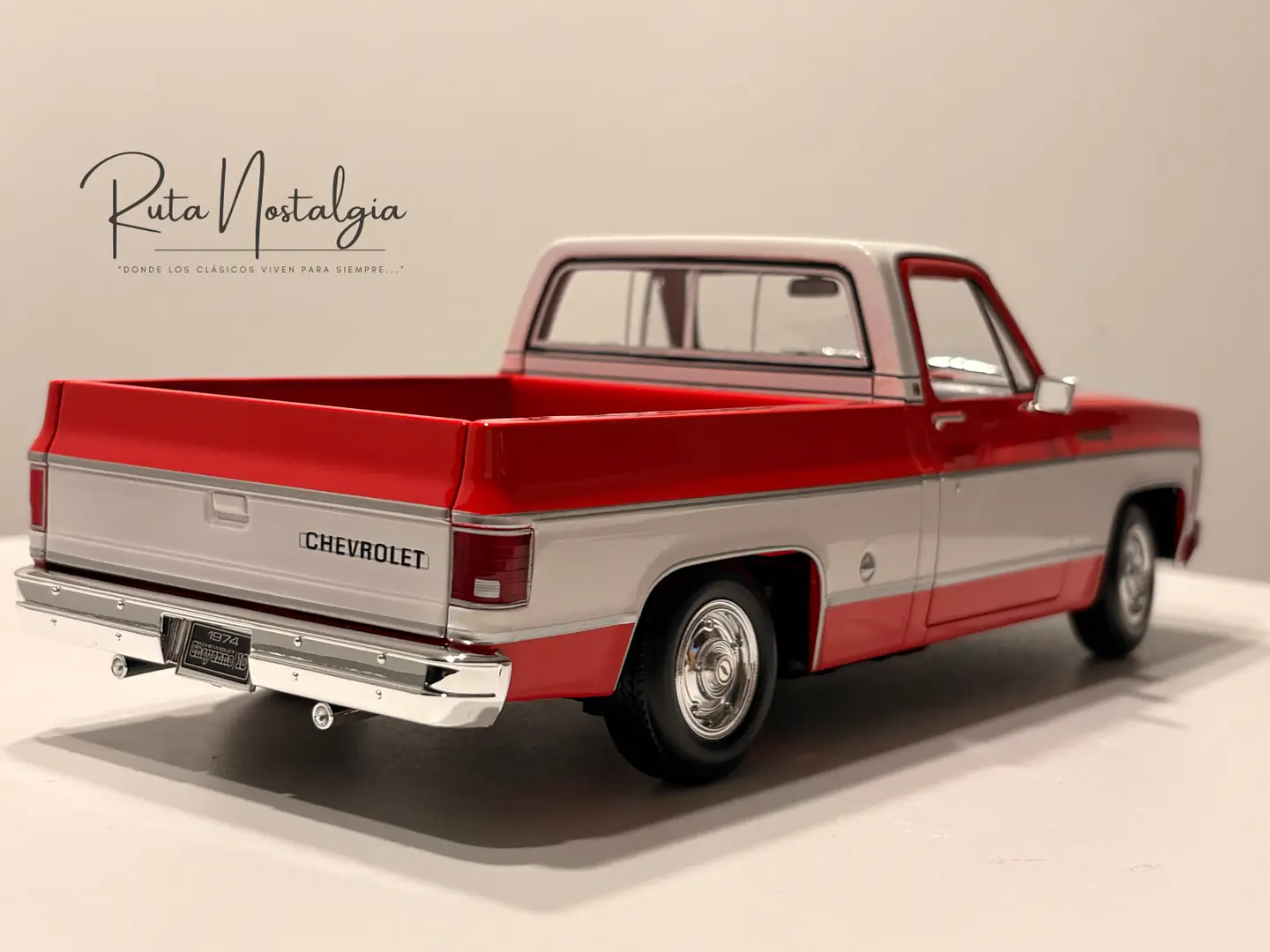 Camioneta a escala Chevrolet C10 Cheyenne Super 1974  – Maisto 1:18 Special Edition  7