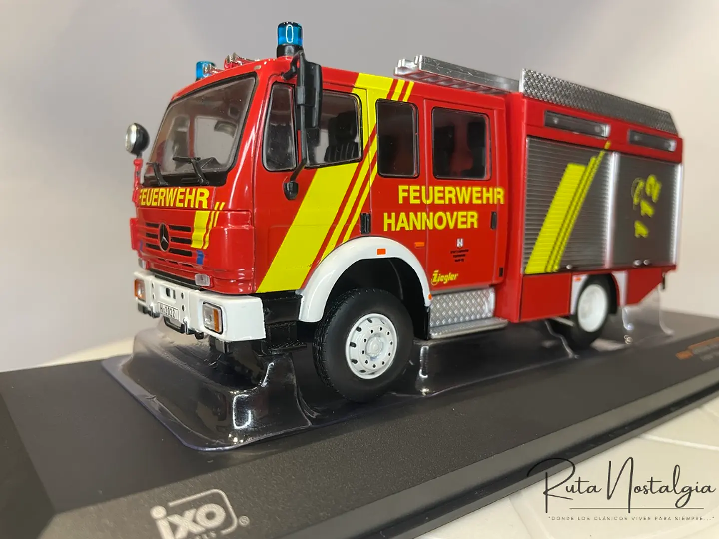Camión de Bomberos Mercedes-Benz LF 16/12 1995 | IXO 1:43 3