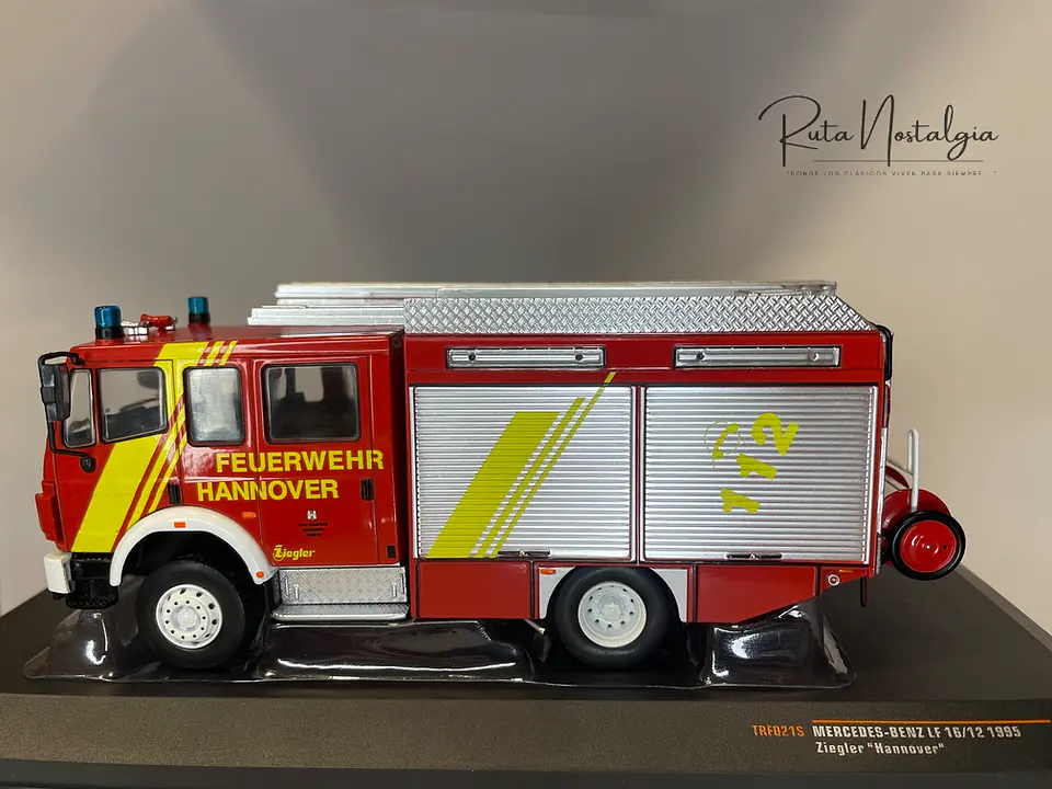 Camión de Bomberos Mercedes-Benz LF 16/12 1995 | IXO 1:43 4