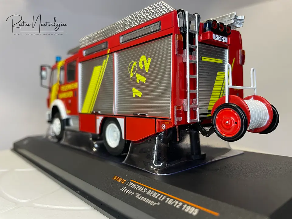Camión de Bomberos Mercedes-Benz LF 16/12 1995 | IXO 1:43 5