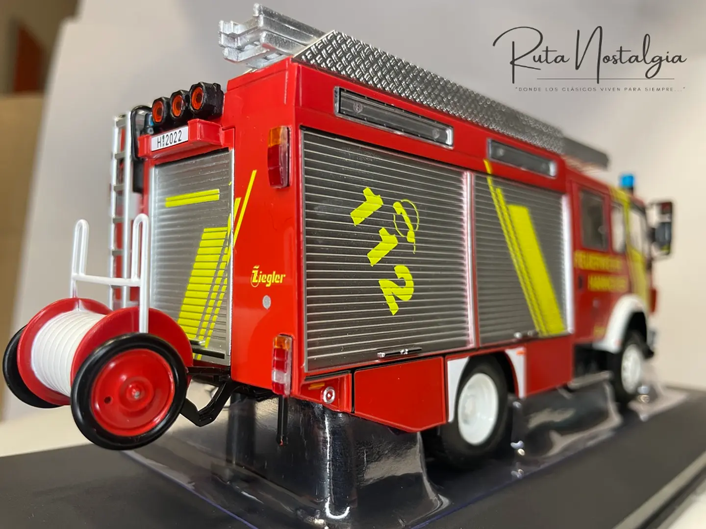 Camión de Bomberos Mercedes-Benz LF 16/12 1995 | IXO 1:43 7