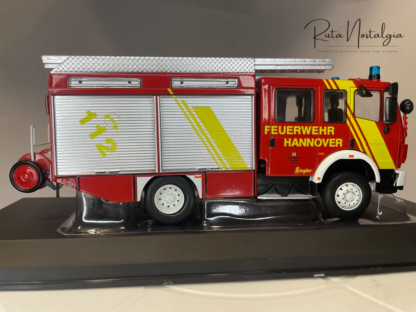 Camión de Bomberos Mercedes-Benz LF 16/12 1995 | IXO 1:43 8