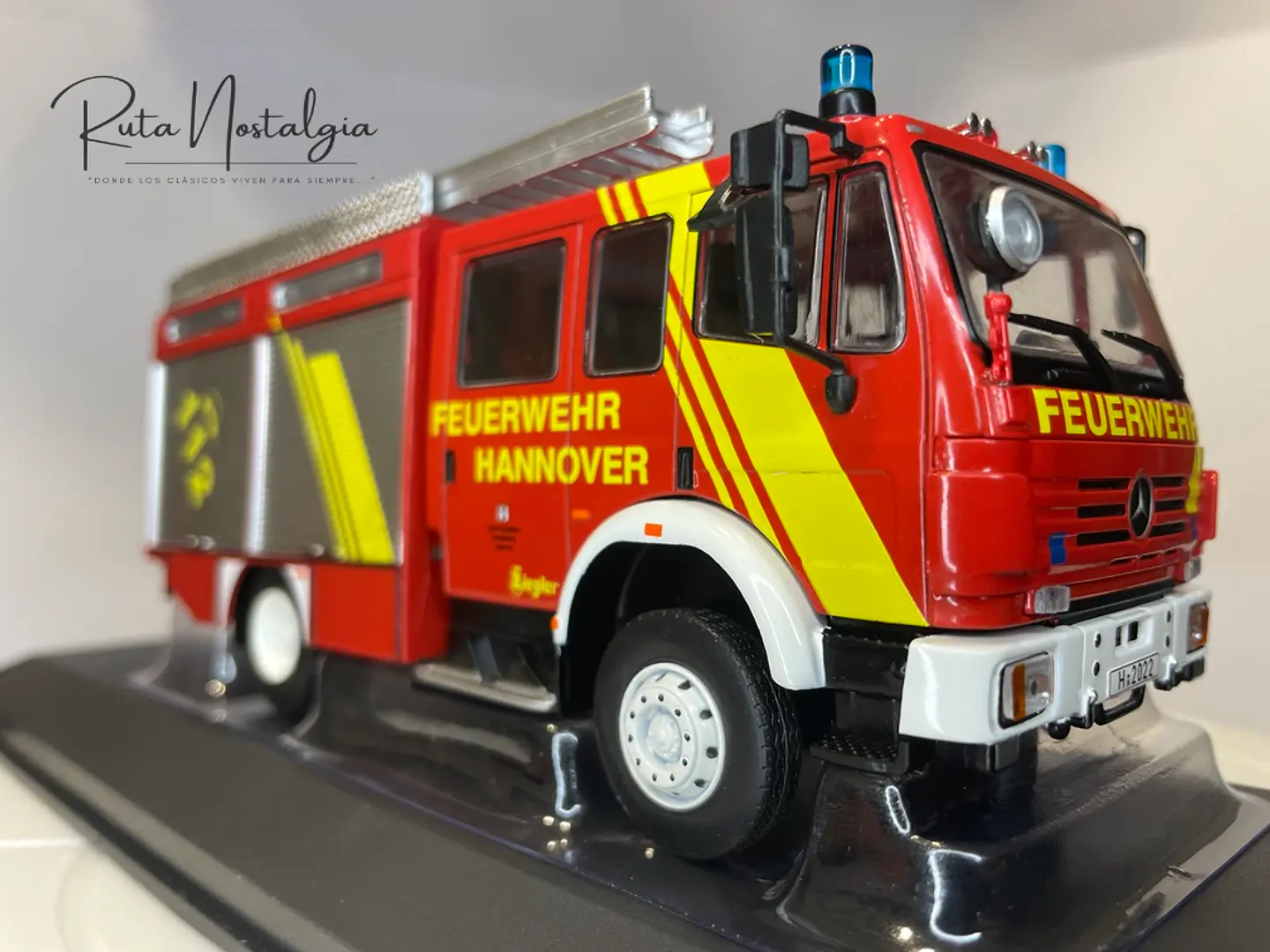 Camión de Bomberos Mercedes-Benz LF 16/12 1995 | IXO 1:43 1