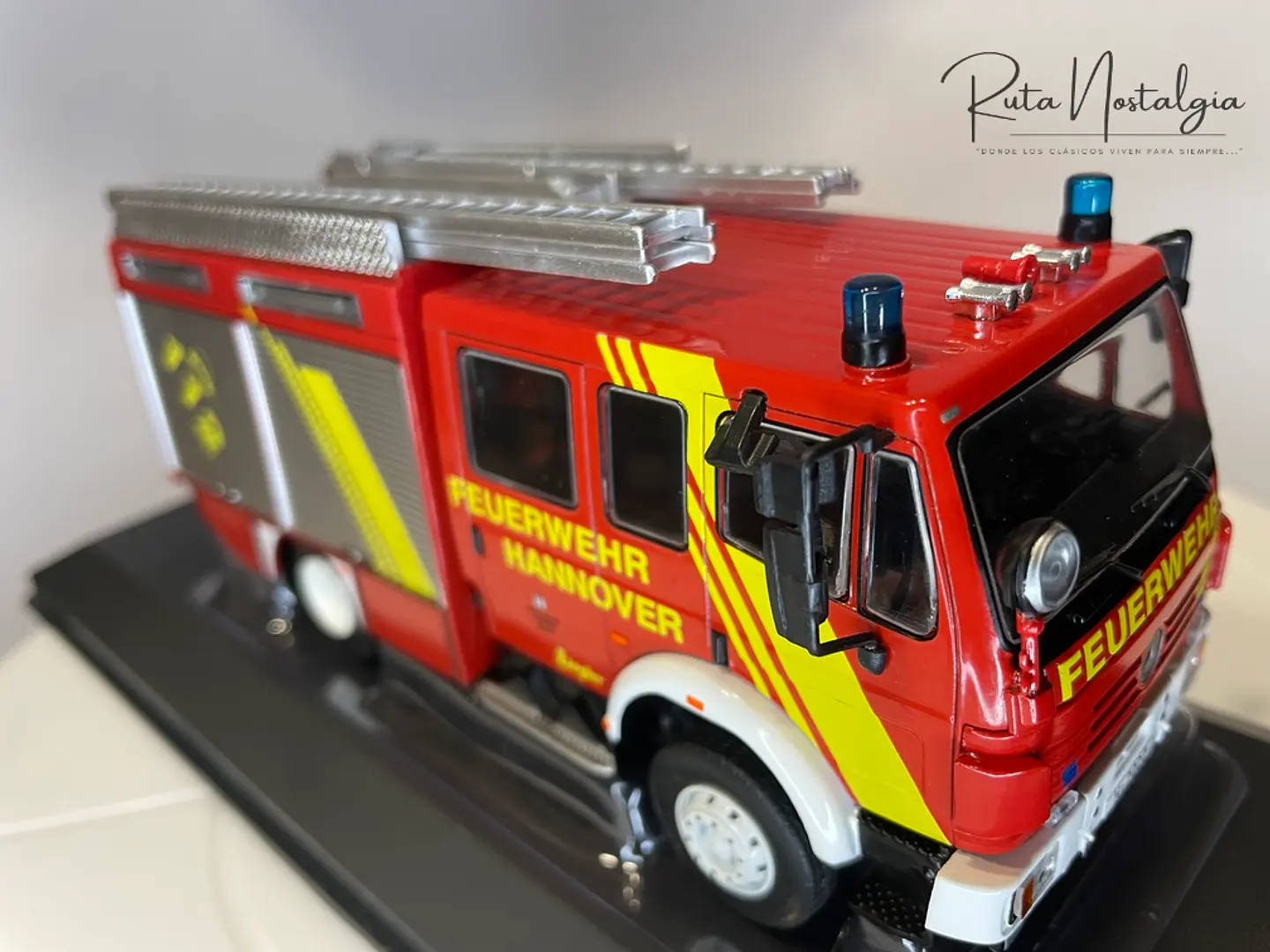 Camión de Bomberos Mercedes-Benz LF 16/12 1995 | IXO 1:43 9