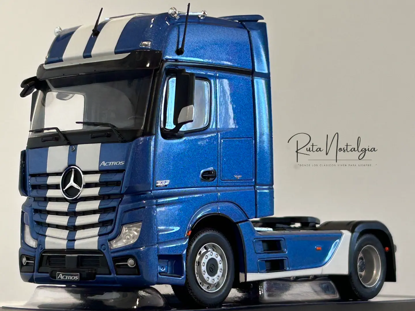 Camión Mercedes-Benz Actros MP4 | IXO Escala 1:43 3