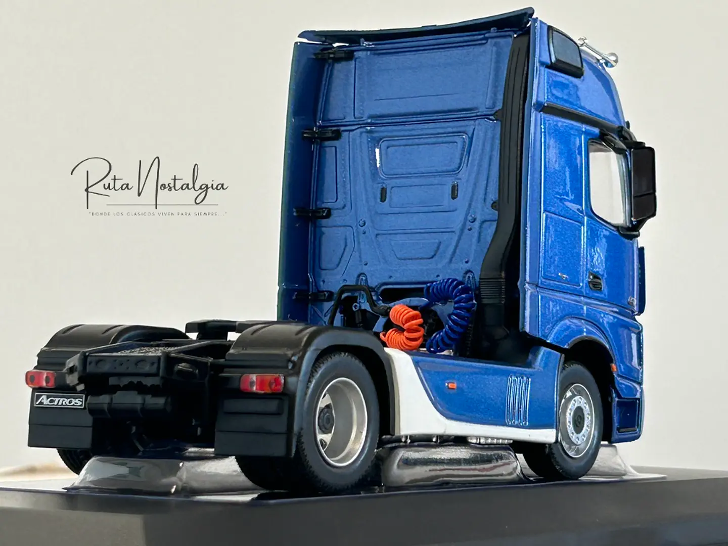 Camión Mercedes-Benz Actros MP4 | IXO Escala 1:43 7