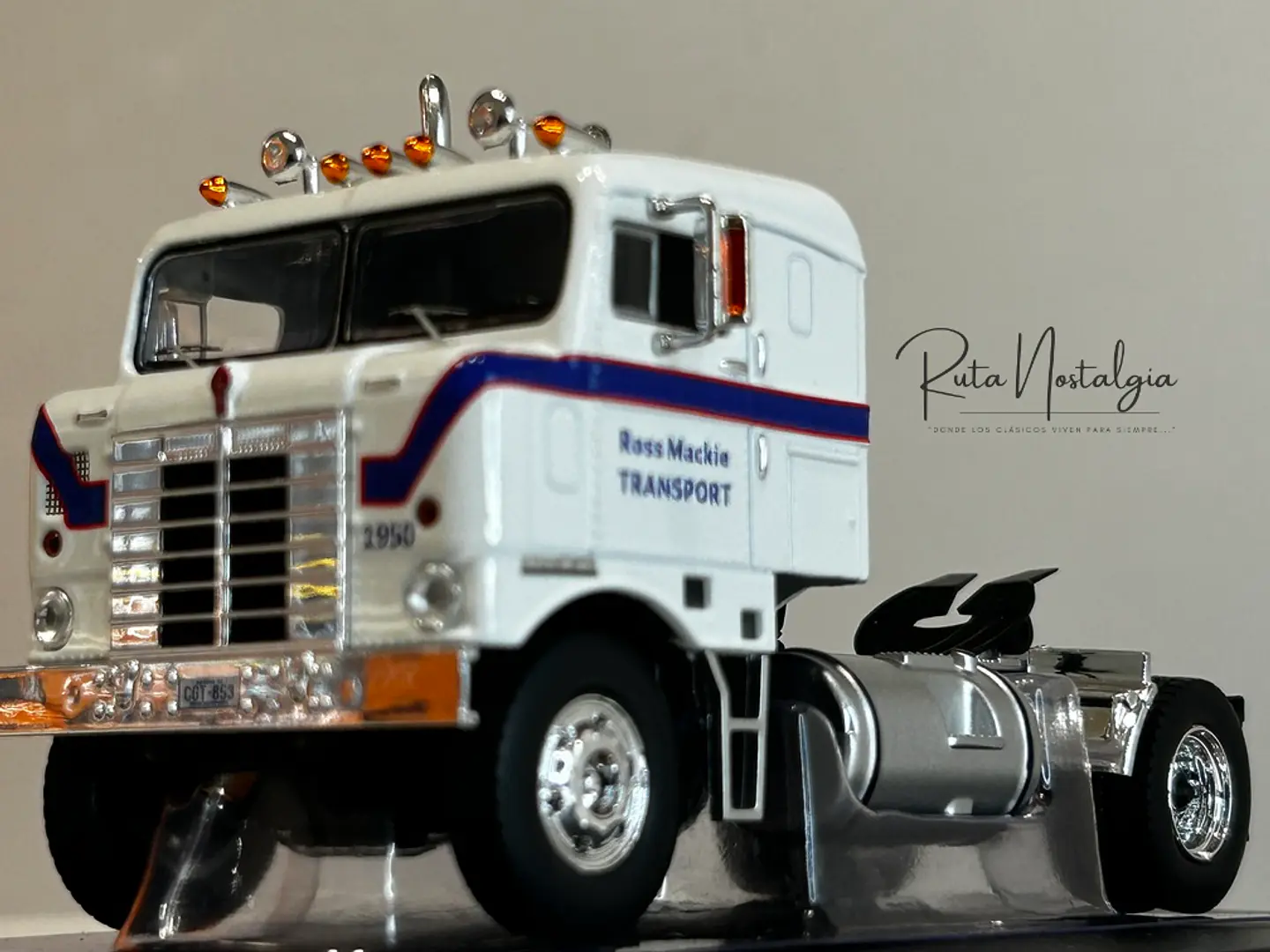 Camión Kenworth Bullnose 1950 Ross Mackie – Ixo Models 1:43- CAJA CON DESGASTE DE COLOR 1
