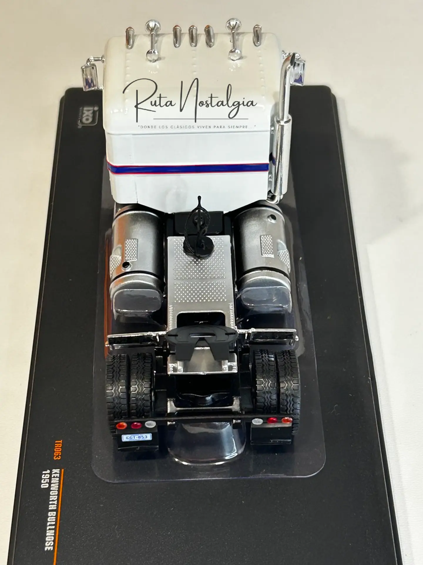 Camión Kenworth Bullnose 1950 Ross Mackie – Ixo Models 1:43- CAJA CON DESGASTE DE COLOR 8