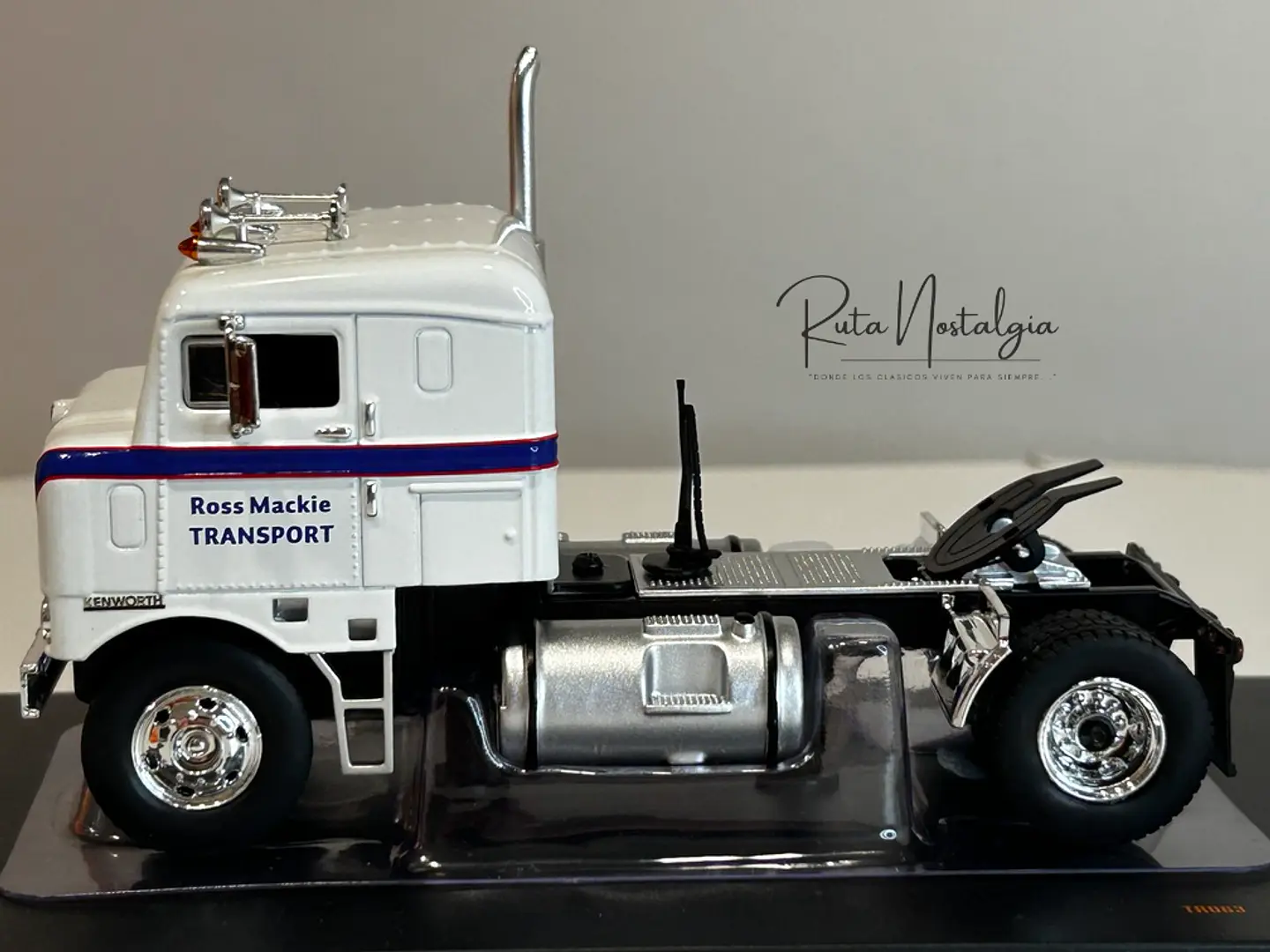 Camión Kenworth Bullnose 1950 Ross Mackie – Ixo Models 1:43- CAJA CON DESGASTE DE COLOR 10
