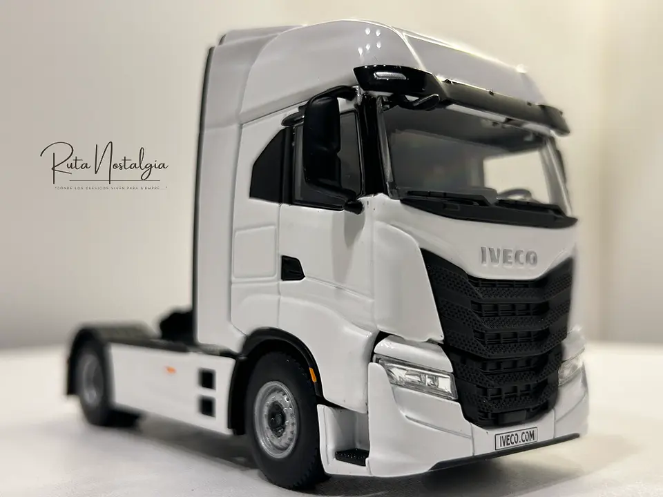 Camión WSI Iveco S-Way AS High 4x2 White Line 1:50 1