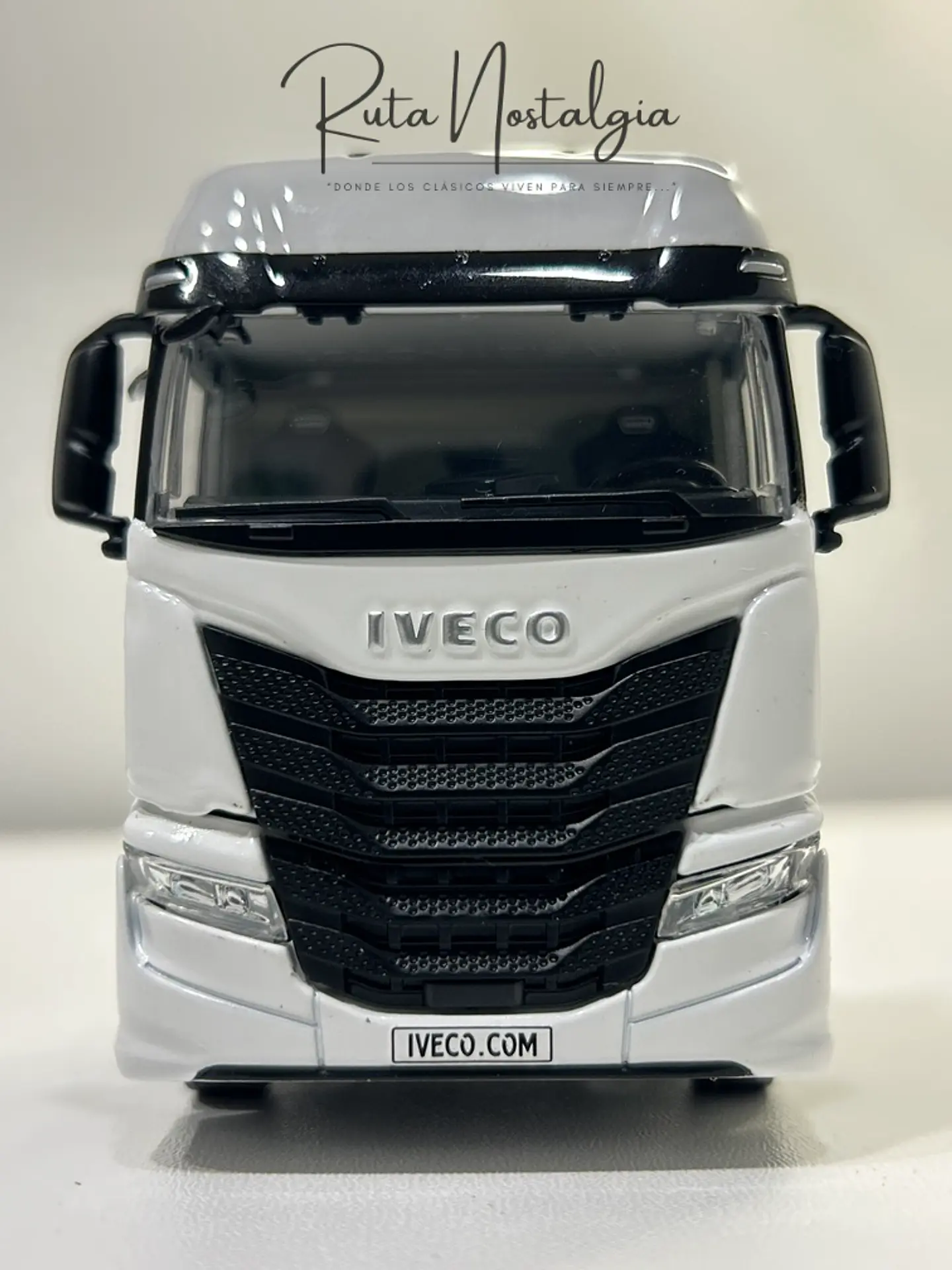 Camión WSI Iveco S-Way AS High 4x2 White Line 1:50 3
