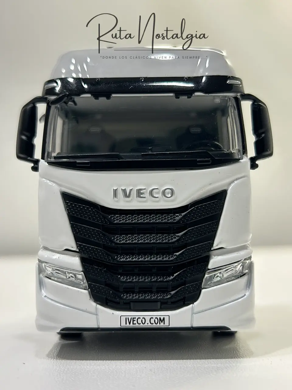 Camión WSI Iveco S-Way AS High 4x2 White Line 1:50 3