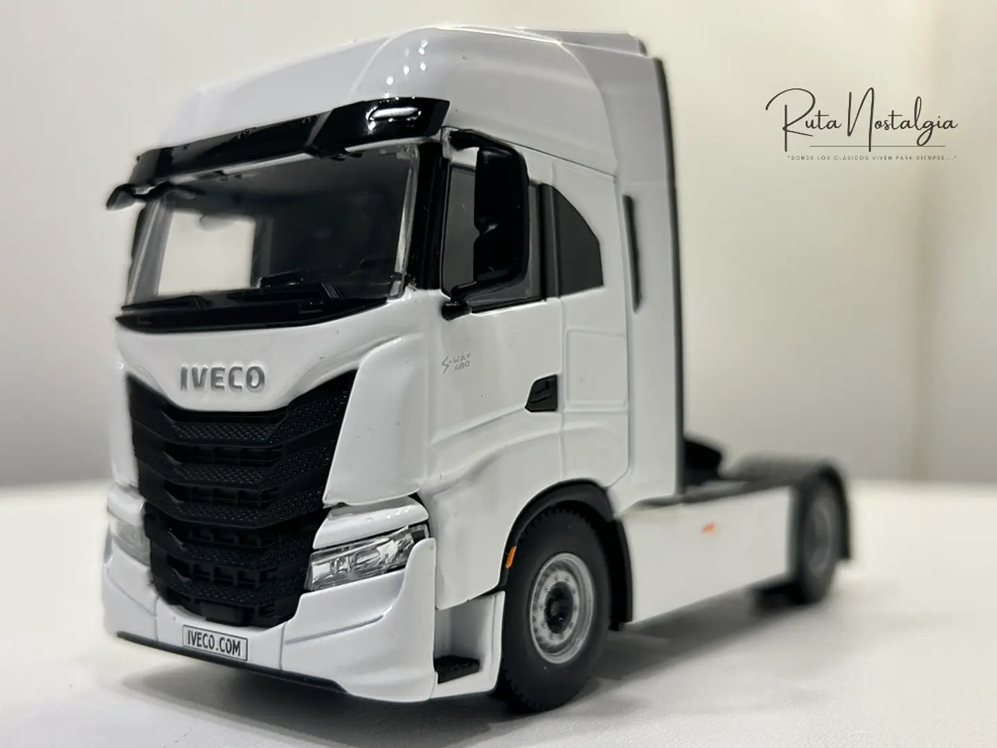 Camión WSI Iveco S-Way AS High 4x2 White Line 1:50 4