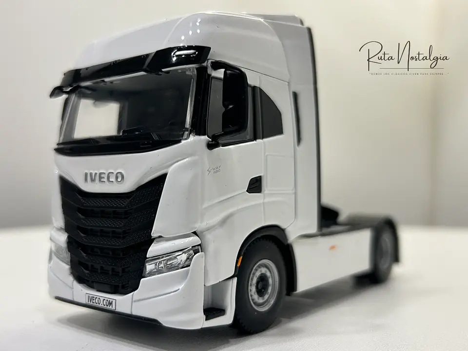 Camión WSI Iveco S-Way AS High 4x2 White Line 1:50 4