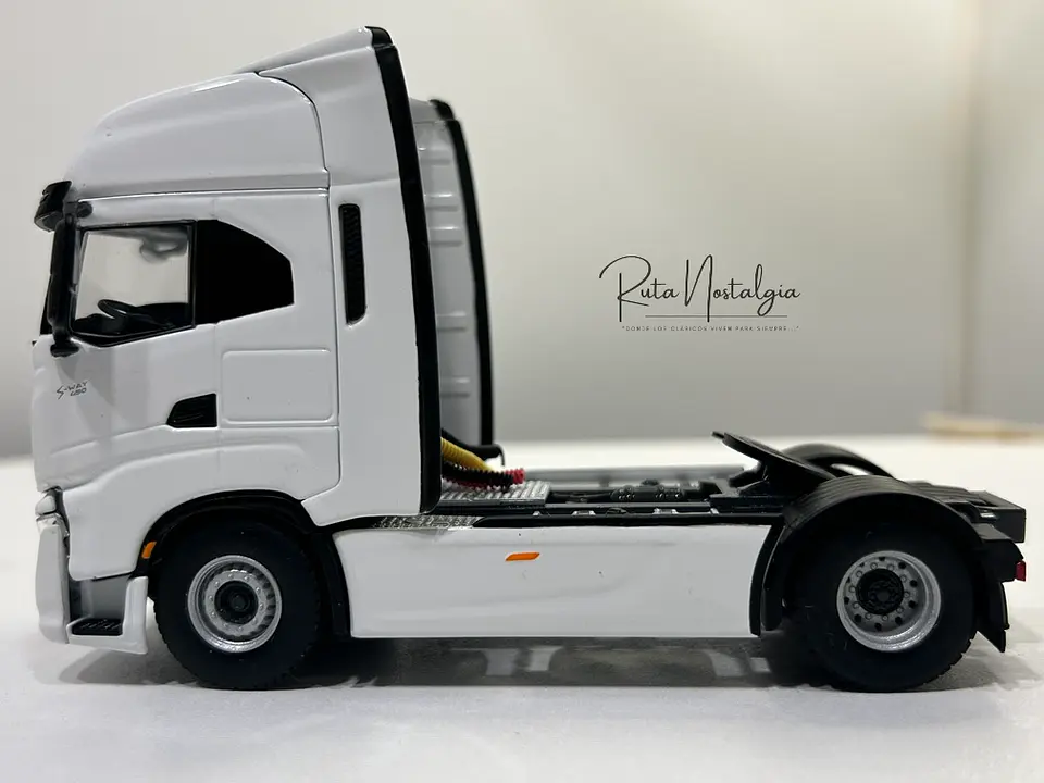 Camión WSI Iveco S-Way AS High 4x2 White Line 1:50 6