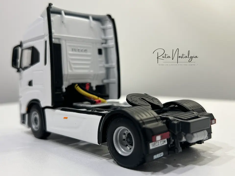 Camión WSI Iveco S-Way AS High 4x2 White Line 1:50 7