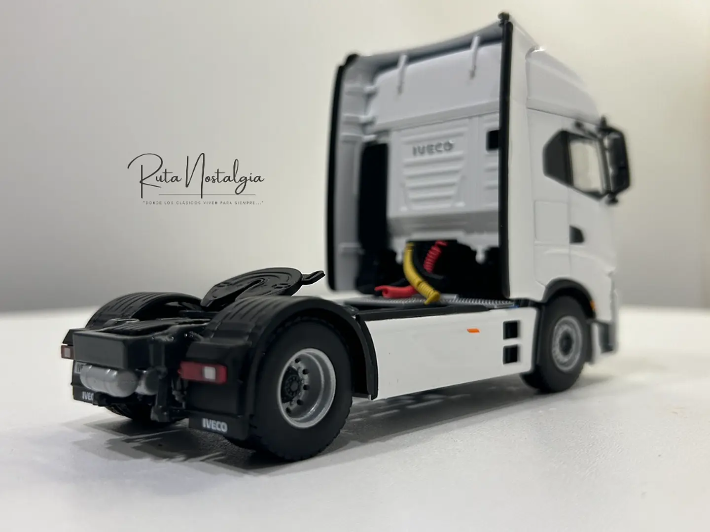 Camión WSI Iveco S-Way AS High 4x2 White Line 1:50 8