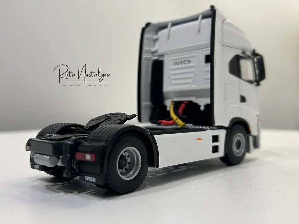 Camión WSI Iveco S-Way AS High 4x2 White Line 1:50 8