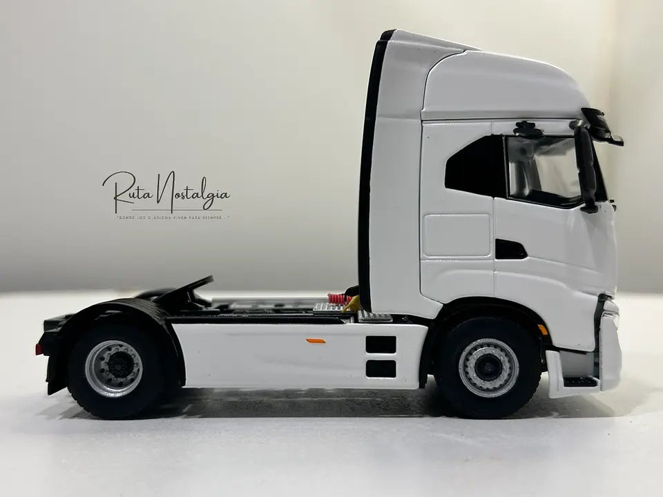 Camión WSI Iveco S-Way AS High 4x2 White Line 1:50 9