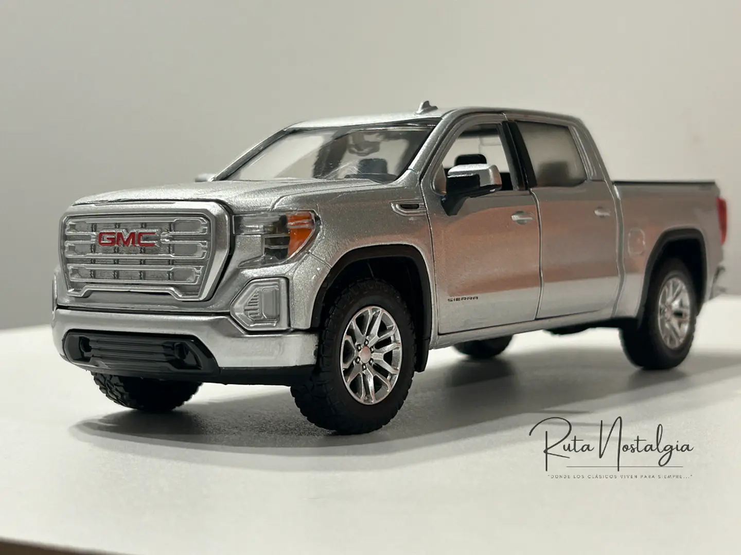 Camioneta Motormax GMC Sierra 1500 SLT Crew Cab 2019 1:24 6