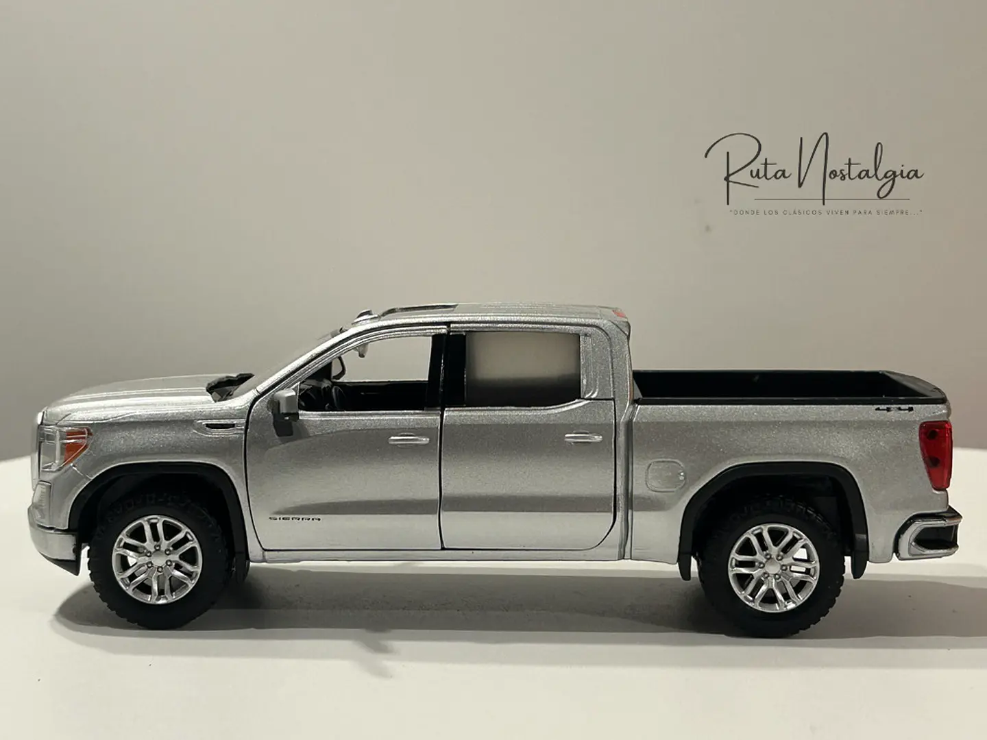 Camioneta Motormax GMC Sierra 1500 SLT Crew Cab 2019 1:24 7