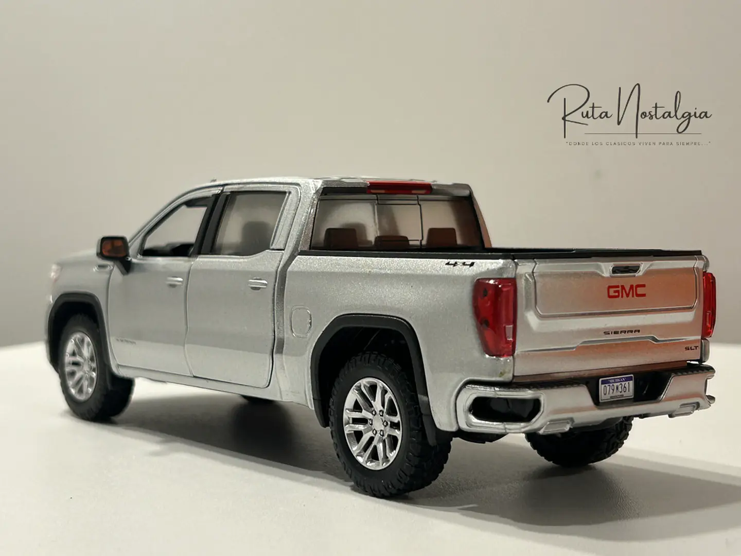 Camioneta Motormax GMC Sierra 1500 SLT Crew Cab 2019 1:24 8